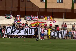 "CR7 não bem-vindo": A tarja que os adeptos do Atlético Madrid mostraram durante uma partida amigável da equipa, a 27 de julho