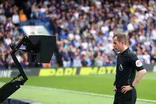A Premier League está a colocar a hipótese de revelar os diálogos entre árbitros e VAR