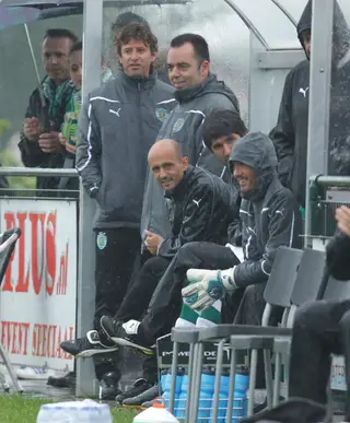 Miguel sentado no banco do Sporting e com Carlos Freitas e Domingos Paciência ao lado, de pé 