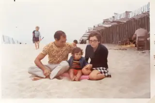 Com os pais na praia