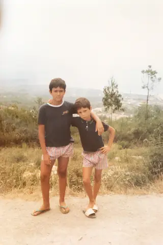 Com o irmão, Luís, três anos mais novo