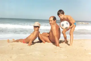 Com o irmão e o pai