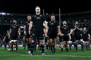 Humanos, afinal de contas. Sam Cane, capitão da Nova Zelândia, a liderar a equipa no tradicional haka