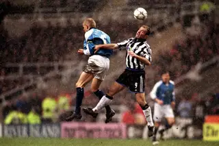Alan Shearer num duelo com Alf Inge Haaland, o pai de Erling, num City-Newcastle nos anos 90