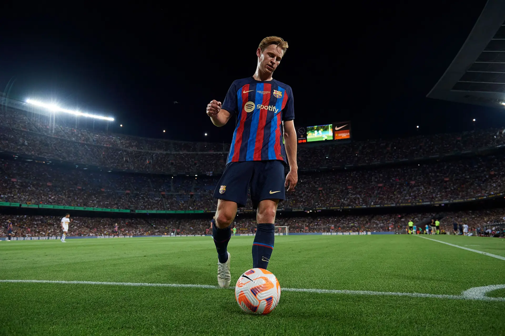Continua o jogo entre Barcelona e Frenkie de Jong: o clube terá dito ao neerlandês que o seu atual contrato tem “claras evidências de crime”