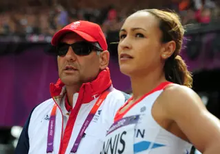 Treinador Toni Minichiello banido para sempre pela federação britânica de atletismo por conduta sexual inapropriada e outros crimes