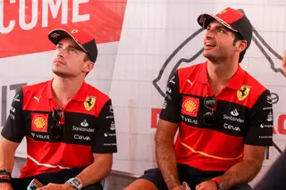 Leclerc e Sainz, uma relação de amizade e rivalidade na Ferrari: “Competem por tudo: quem chega primeiro à porta da casa de banho, tudo”