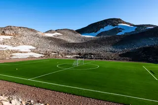Na Gronelândia, um território cheio de neve, descobre-se o campeão de futebol durante uma semana e este sábado é a final