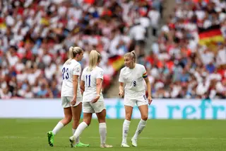 A seleção inglesa jogo de branco completo durante o Europeu de 2022. Várias atletas pediram alterações nos calções
