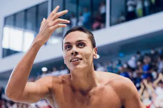 David Popovici, um adolescente com guelras: tem 17 anos, bateu o recorde mundial dos 100 metros livres e apelida-se como a “lenda magra”
