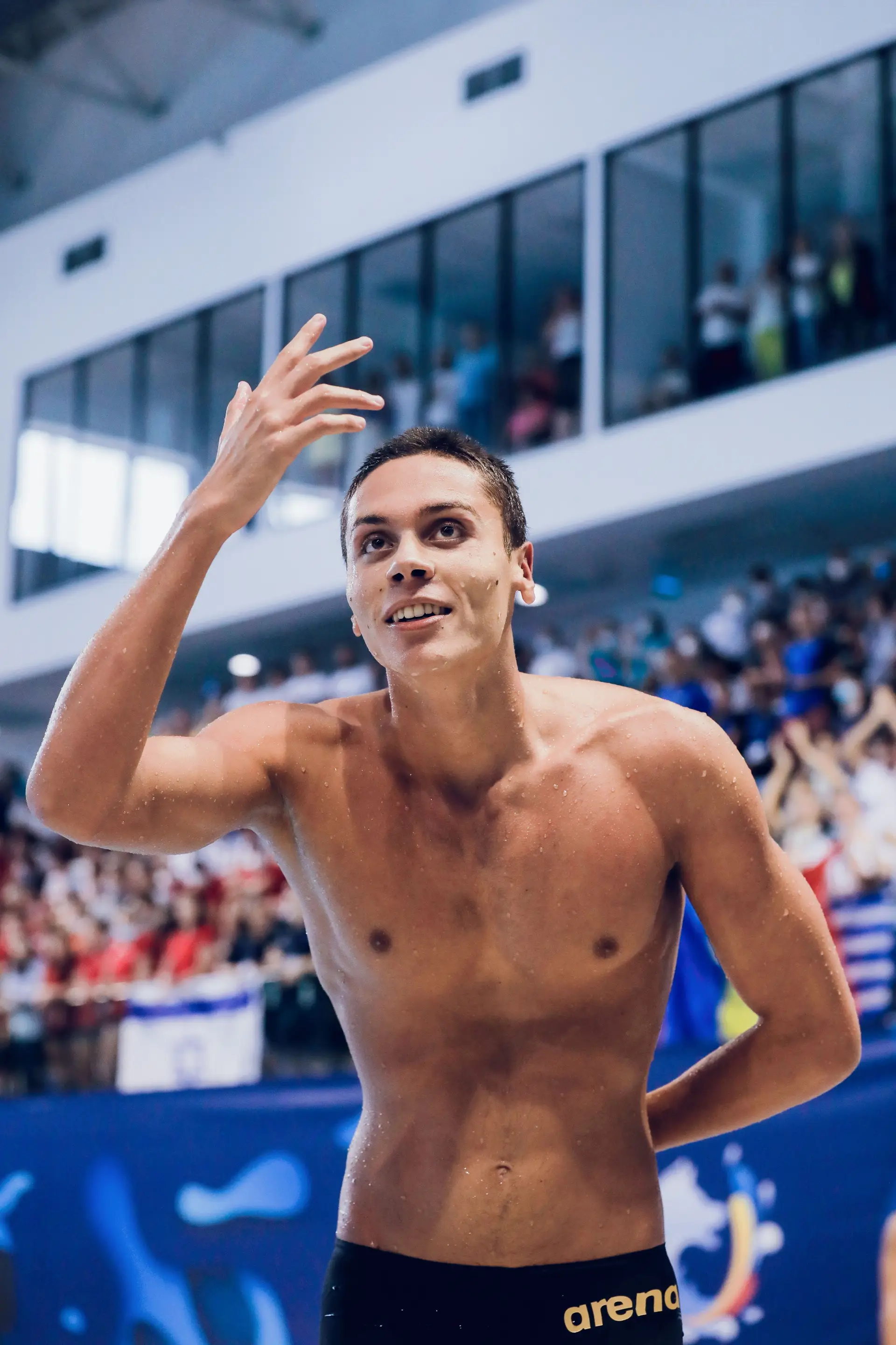 David Popovici, um adolescente com guelras: tem 17 anos, bateu o recorde mundial dos 100 metros livres e apelida-se como a “lenda magra”