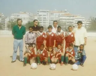 Fernando (5º a partir da esquerda em pé) começou a jogar na Associação Familiar e Desportiva da Torre