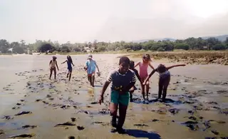 Em 1º plano, na praia com amigos