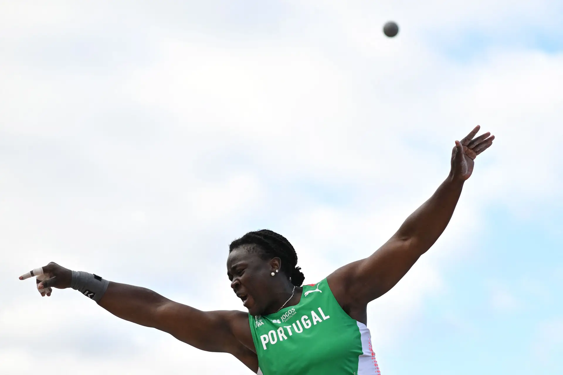 Auriol Dongmo e Jessica Inchude na final do lançamento do peso dos Europeus de atletismo