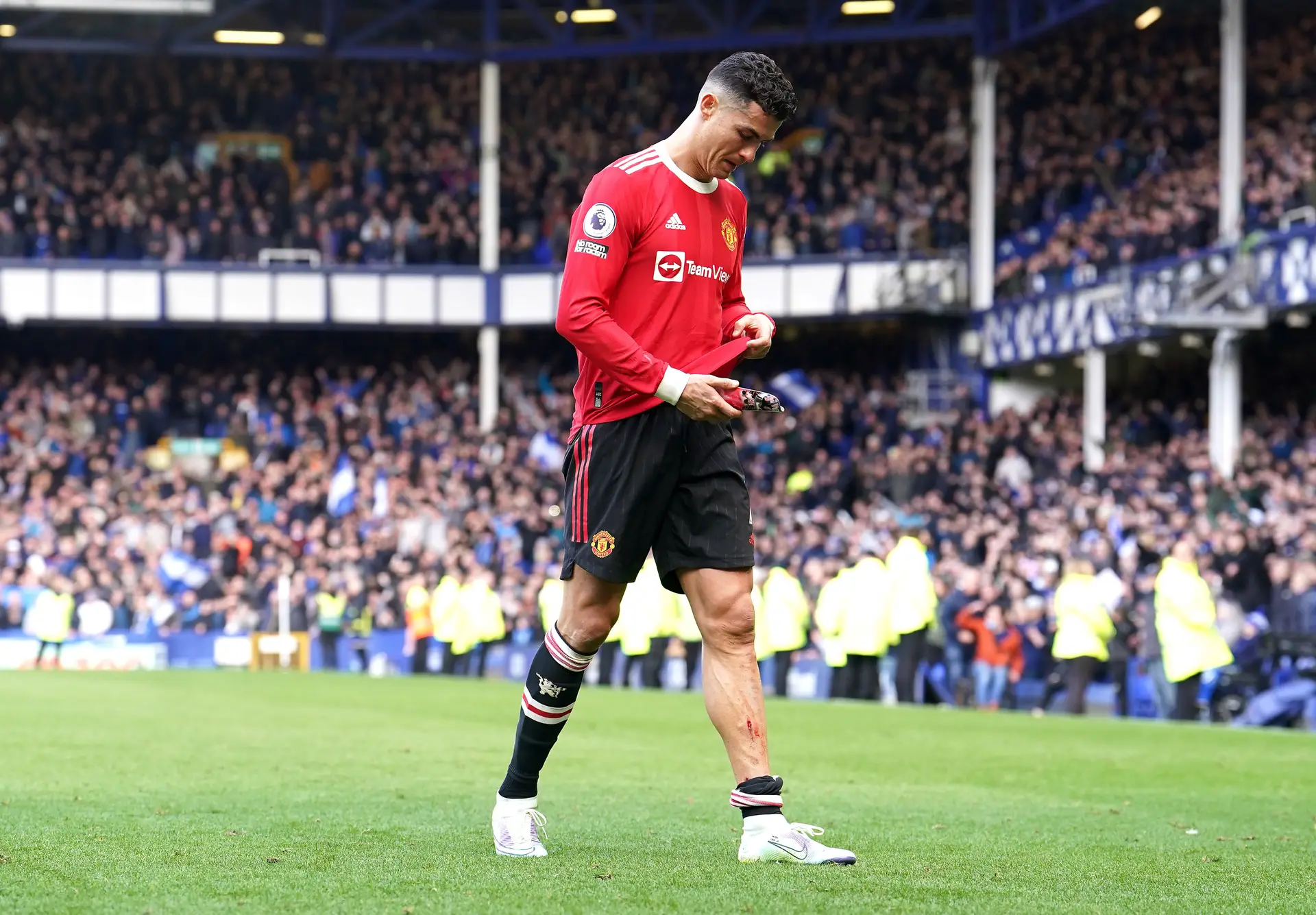 Cristiano Ronaldo é acusado de conduta imprópria pela federação inglesa por ter atirado ao chão o telemóvel de um adepto