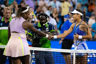 A inclemente passagem do tempo: a jovem Emma Raducanu apresenta a realidade a uma Serena Williams em despedida