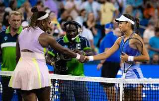 A inclemente passagem do tempo: a jovem Emma Raducanu apresenta a realidade a uma Serena Williams em despedida