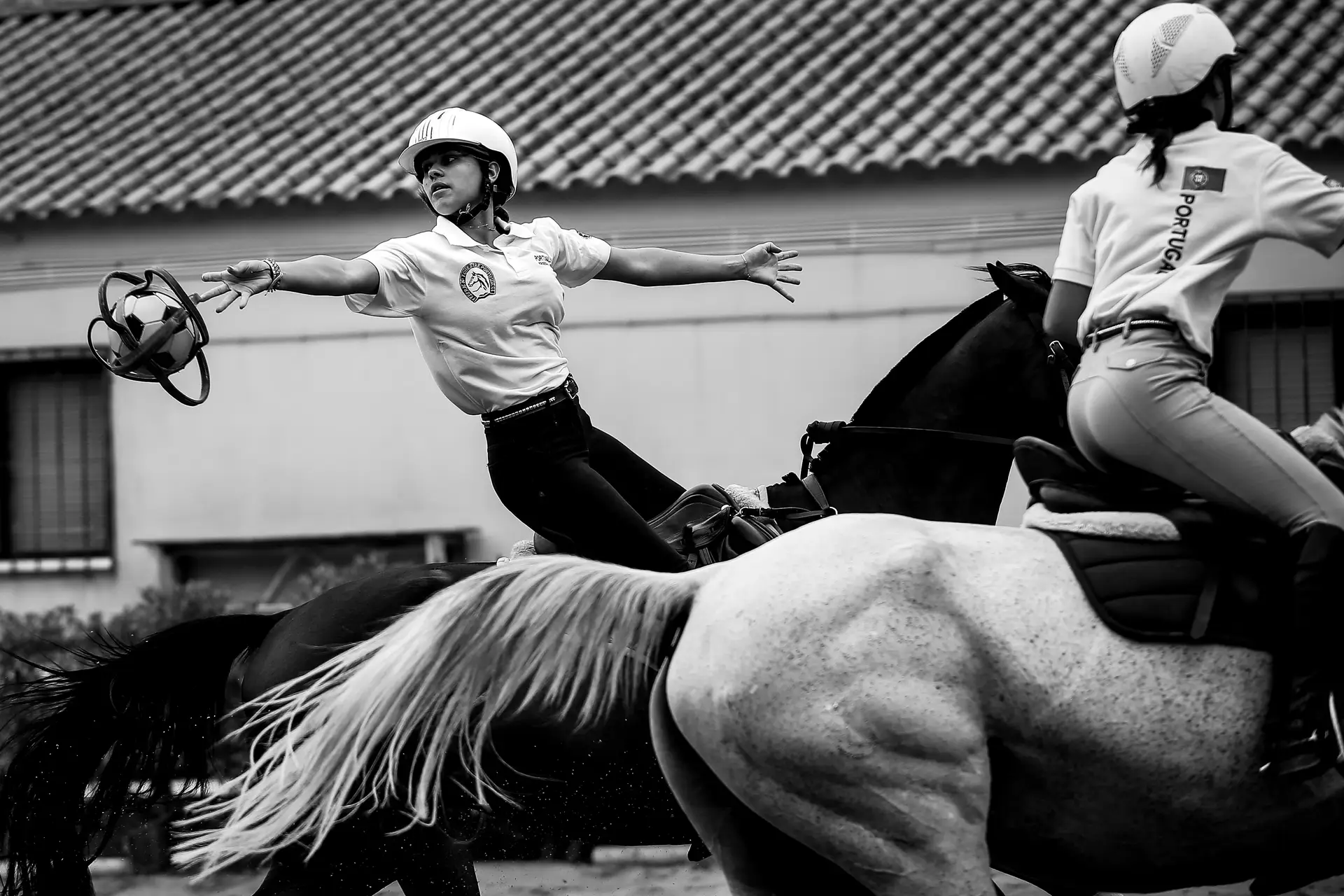 Mulher Durante Um Jogo De Bola De Cavalo Imagem Editorial - Imagem de  jogador, arena: 195607450