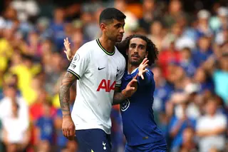 Mike Dean, o VAR no Chelsea-Tottenham, está arrependido por não ter chamado o árbitro para ver o puxão de cabelo de Romero a Cucurella