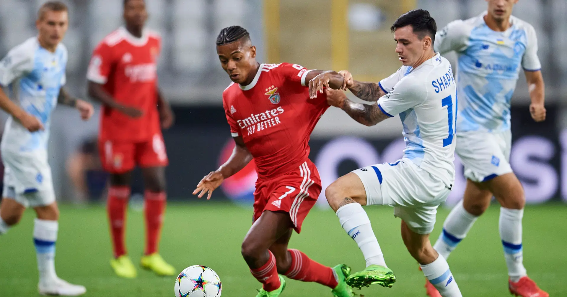 Artista transforma lances marcantes do futebol em quadros e faz