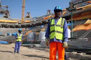 Catar retirou trabalhadores migrantes dos estádios durante inspeções da FIFA para impedir queixas, revela relatório