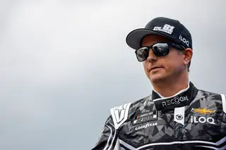 Kimi Raikkonen regressou à NASCAR, com estrondo: a chuva e as barreiras atravessaram-se no caminho do finlandês