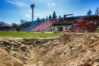 Uma fotografia de 15 de abril capta a destruição no estádio do Desna Chernihiv