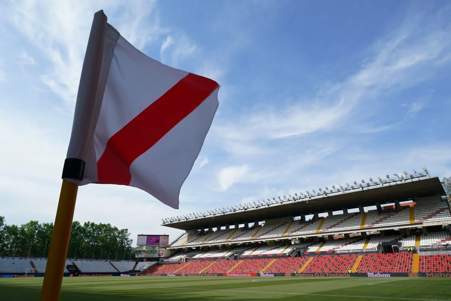 Esperas de 35 horas, desmaios, computadores com Windows 95 a serem atualizados: a odisseia para renovar bilhetes de época no Rayo Vallecano