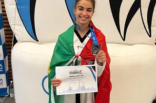 A vida de Matilde Ferreira, campeã europeia a dobrar no taekwondo: num dia vence o ouro júnior, no outro é a melhor nos sub-21