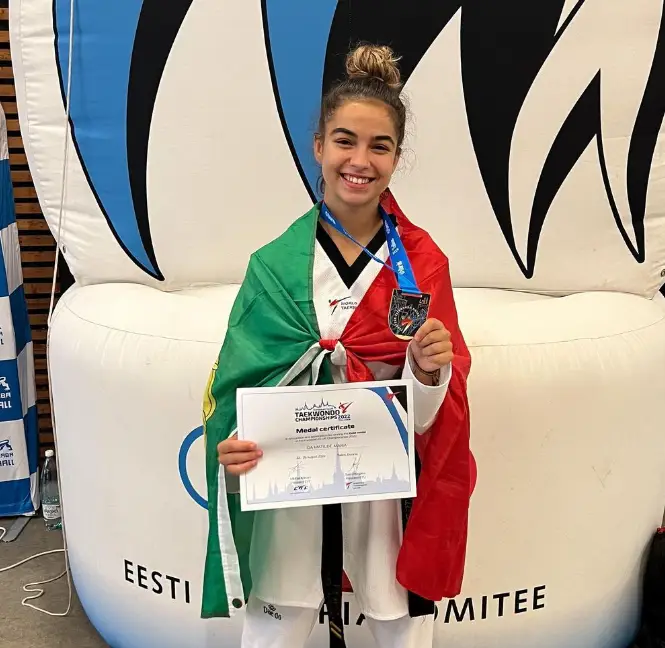 A vida de Matilde Ferreira, campeã europeia a dobrar no taekwondo: num dia vence o ouro júnior, no outro é a melhor nos sub-21