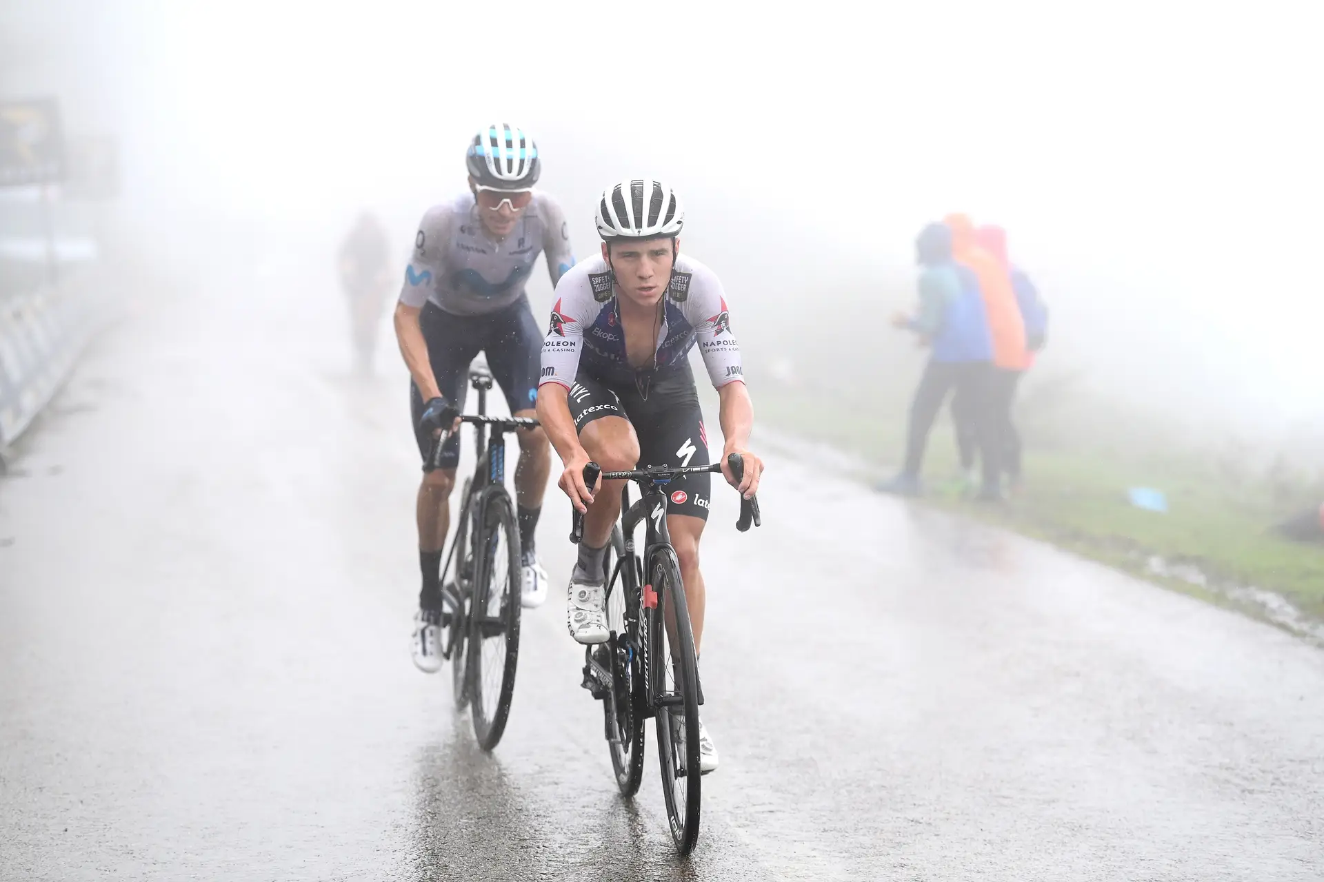 Um homem a pedalar, olhando em frente, no meio do nevoeiro: Remco Evenepoel deixou todos menos Enric Mas para trás