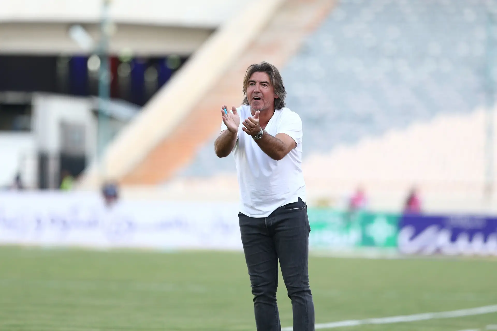 Entram por uma porta separada e com véu na cabeça. No Irão, as mulheres já podem ir ao estádio e Sá Pinto congratulou-as