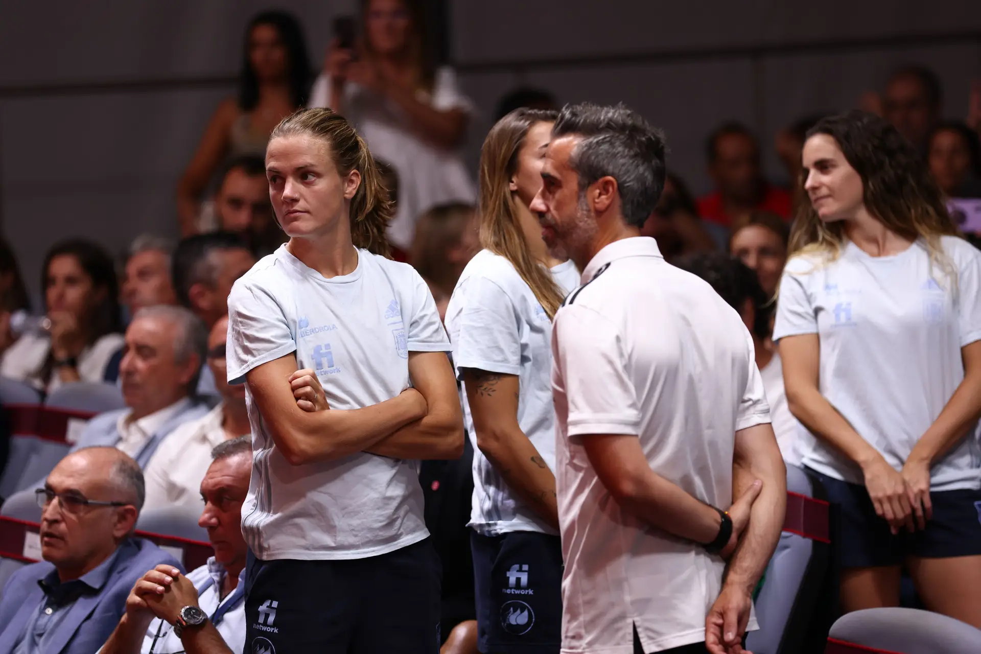 Irene Paredes frente a frente com Jorge Vildas na cerimónia de homenagem às sub-20