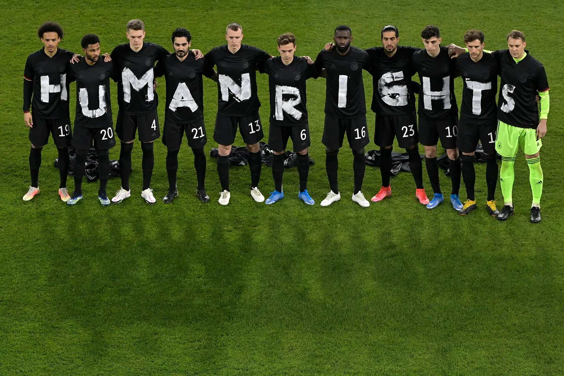 “Direitos humanos”, lê-se nas ‘t-shirts’ da seleção da Alemanha, num jogo de qualificação para o Mundial do Catar