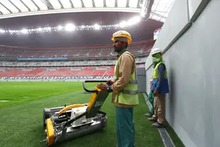As queixas sobre abusos cometidos sobre trabalhadores migrantes que participaram nas obras de construção dos estádios no Catar, para o Mundial deste ano, têm sido recorrentes
