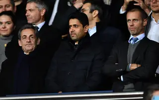 Nasser al-Khelaifi, o dono do PSG, ladeado por Nicolas Sarkozy e Aleksander Ceferin