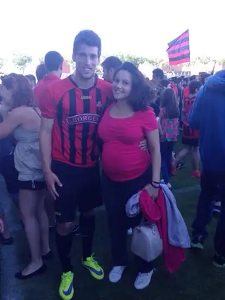 O avançado no CF Réus, ao lado da mulher, Jessica, já gravida do primeiro filho
