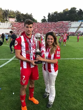 Com a taça e a mulher, Jessica