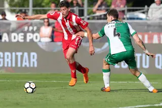 O avançado à esquerda já com a camisola do Desp. Aves, a tentar fugir a Coates, do Sporting
