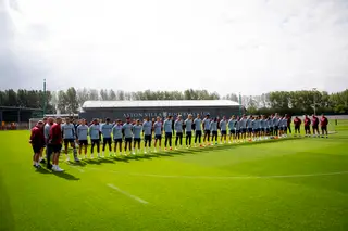 O plantel e staff do Aston Villa fazem um minuto de silêncio em homenagem a Isabel II