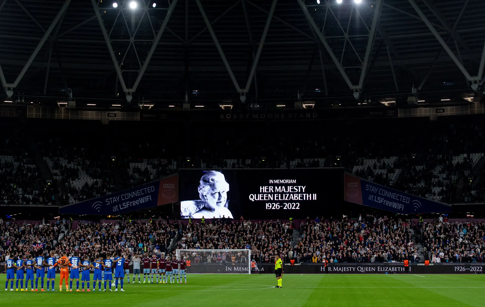 Minuto de silêncio no London Stadium antes do West Ham - FCSB, da Liga Europa