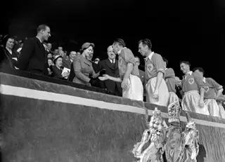 Stanley Matthews a receber o troféu de vencedor da FA Cup das mãos de uma então muito jovem Rainha Isabel II