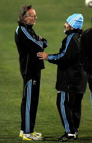 Signorini e Maradona falam num treino antes do Mundial 2010