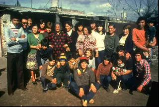 Diego, ainda antes de Maradona: o jovem (ao centro, em baixo), com a família e amigos