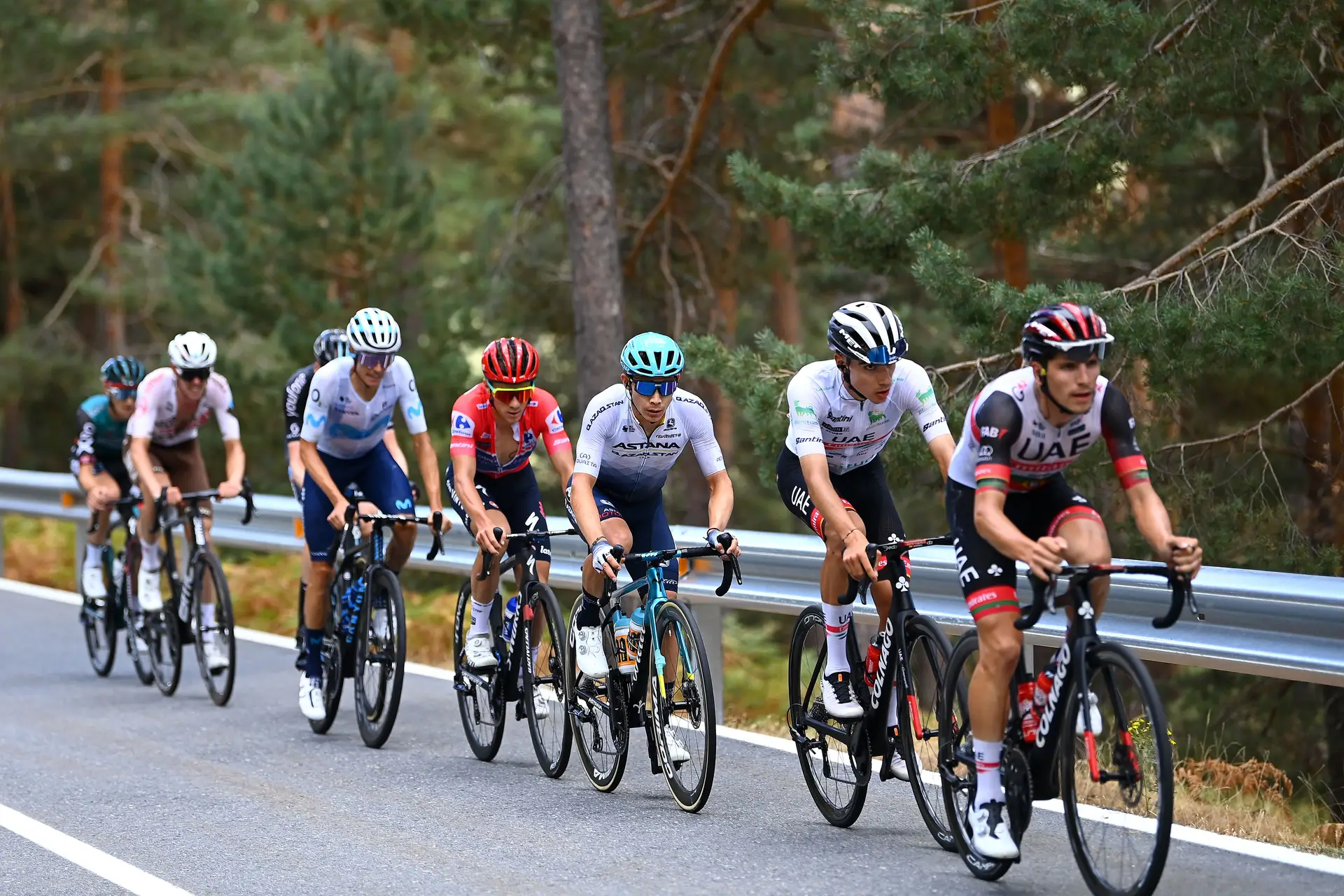 João Almeida a carregar a elite da Vuelta: Ayuso, López, Evenepoel e Mas na sua roda