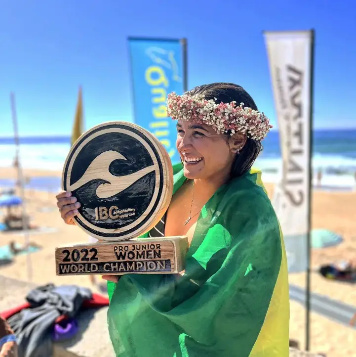 A mãe competiu com ela na barriga em Sintra e, 16 anos depois, Luna Hardman sagrou-se campeã mundial júnior de bodyboard