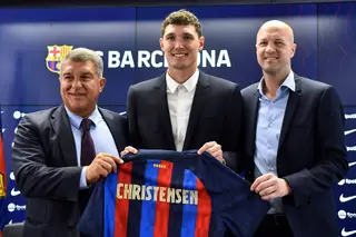 Jordi Cruyff, à direita, na apresentação de Christensen e com o presidente do Barça, Joan Laporta