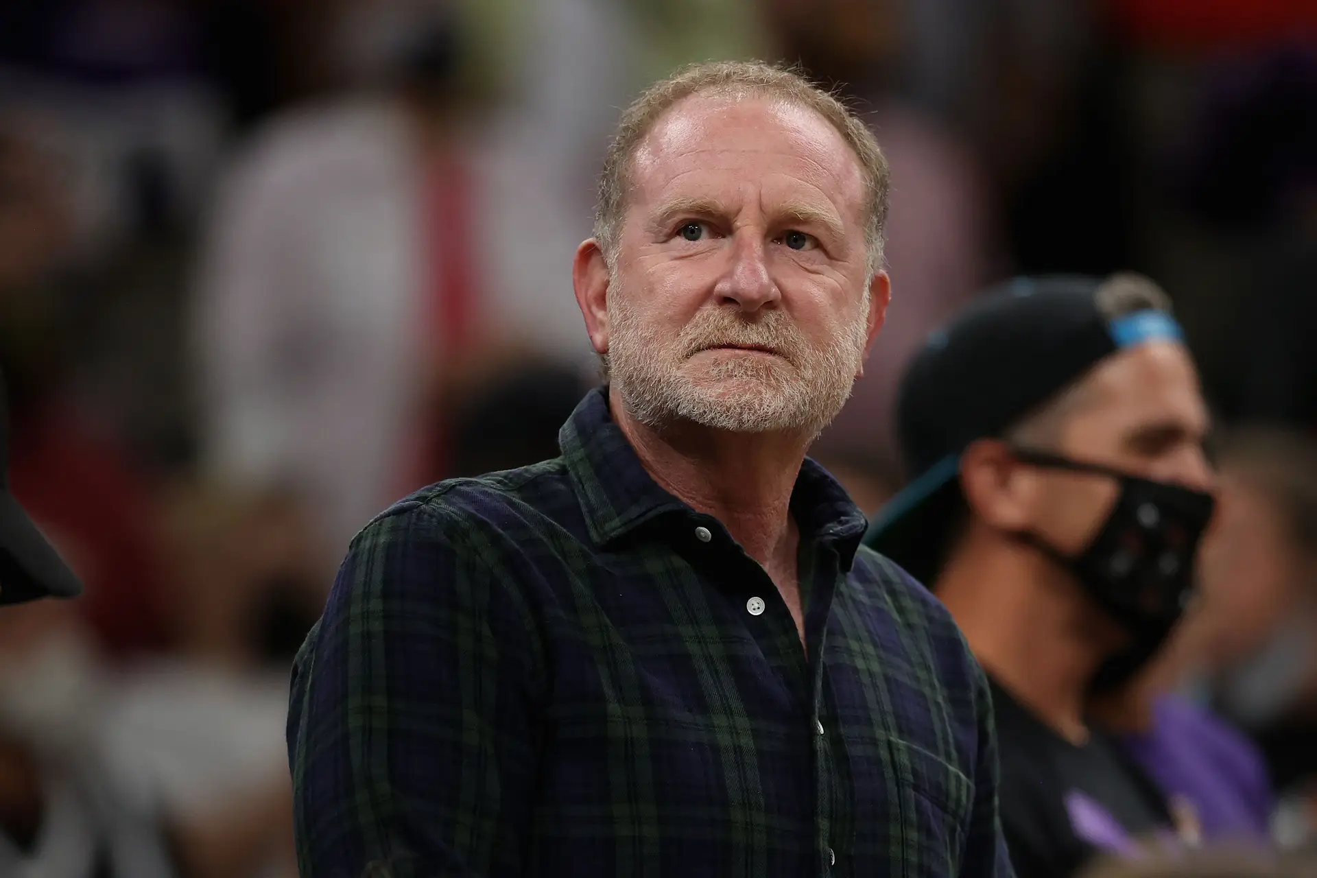 Robert Sarver, proprietário dos Phoenix Suns e Phoenix Mercury, foi suspenso e multado na sequência de comportamentos racistas e misóginos