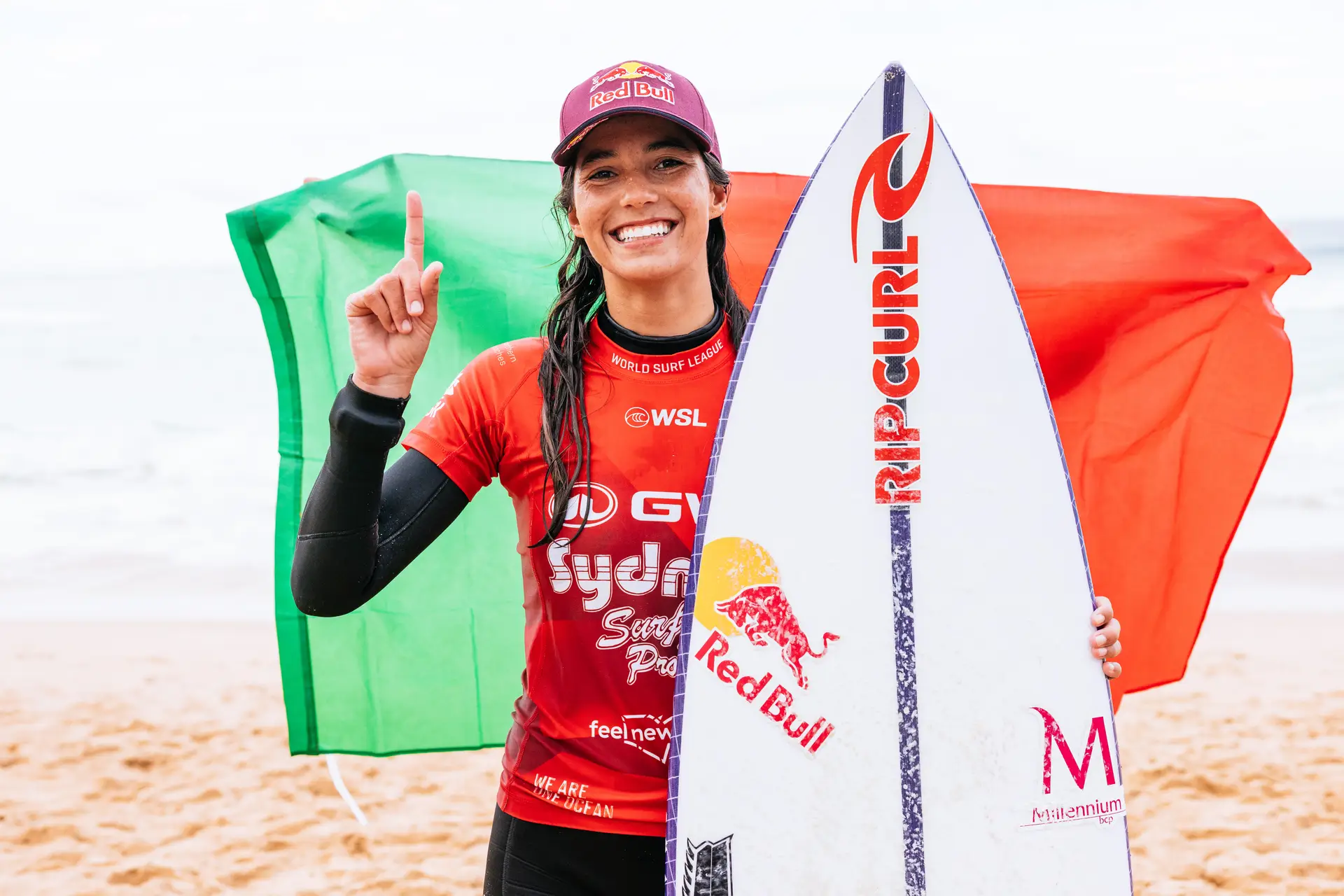 Um dos melhores surfistas do mundo está retido no aeroporto de Lisboa há  dois dias