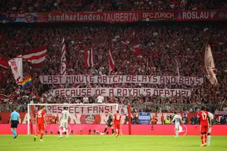 Adeptos do Bayern Munique protestam contra adiamento de jogos após a morte da Rainha Isabel II